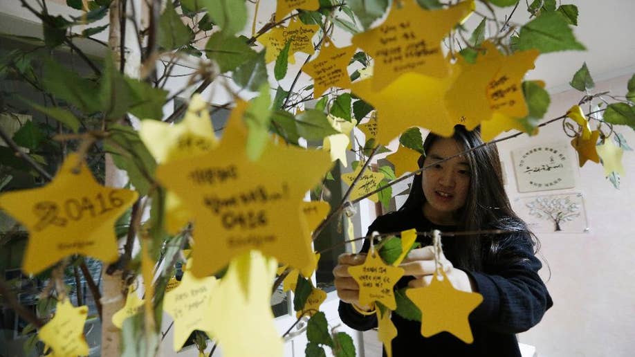 Feri Korea Selatan -Tragedi membuat orang yang selamat bergulat dengan rasa bersalah, saudara kandung yang mencari makna