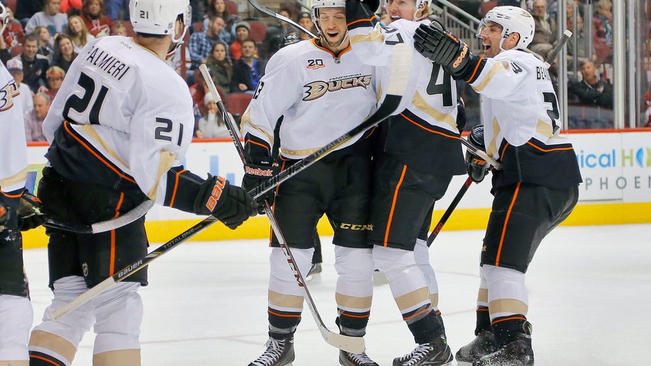 a5f5a886-Ducks Coyotes Hockey