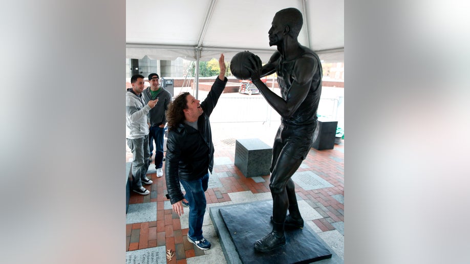 0bc7964c-Bill Russell Statue Basketball