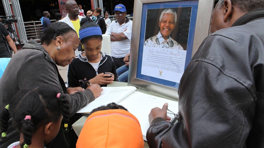 02bc2a01-South Africa Mandela Mourning