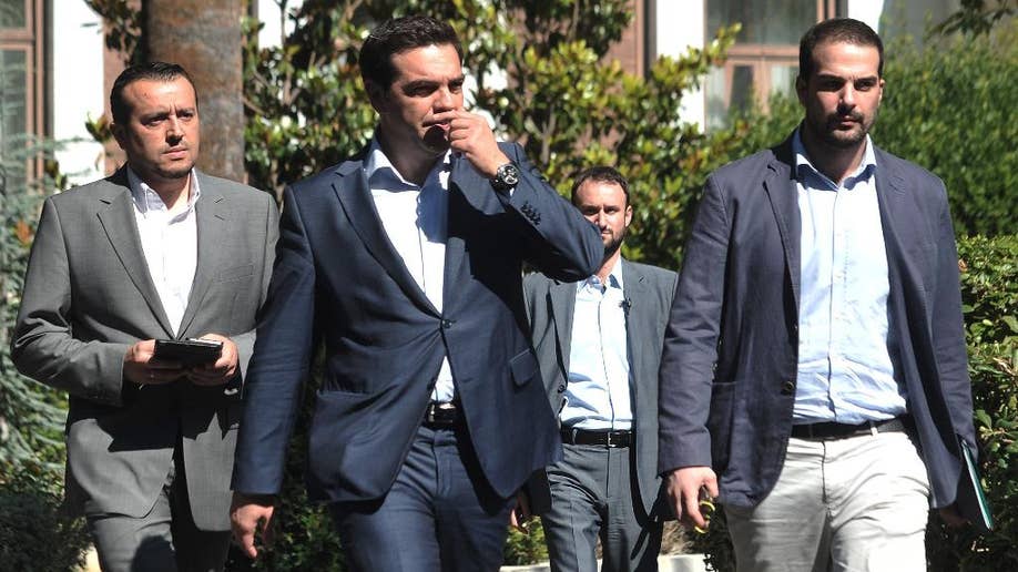 Perdana Menteri Yunani Tsipras berlomba untuk melanjutkan pembicaraan dengan kreditor setelah kemenangan besar dalam referendum