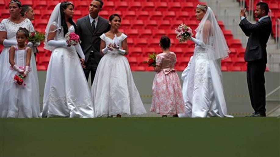45c76fdb-Brazil Mass Wedding