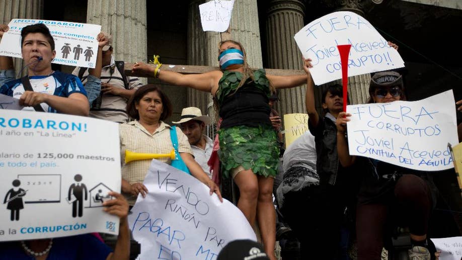 Guatemalans Jam Capitals Streets In Anger Over Government Corruption Demand President Resign