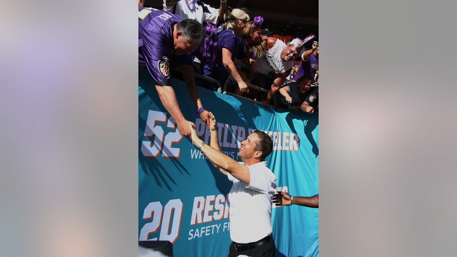 5f2f95d7-Ravens Dolphins Football