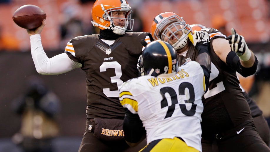 f84968e9-Steelers Browns Football