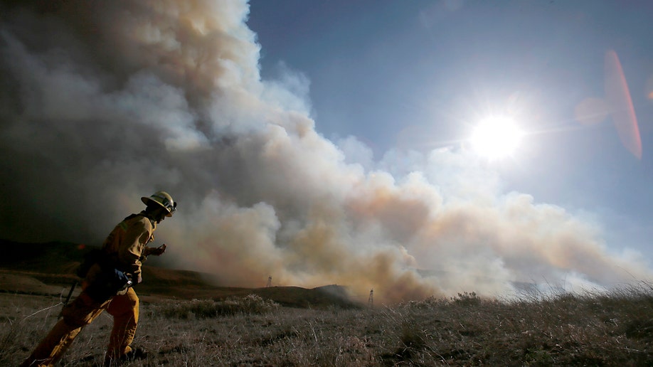 Petugas pemadam kebakaran memadamkan api, medan kebakaran hutan yang sulit dijangkau di utara Los Angeles