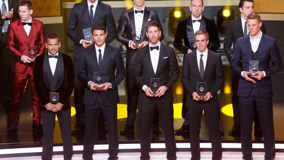 Ronaldo merayakan kemenangan Ballon d’Or bersama rekan satu timnya di Madrid saat Ancelotti meminta lebih