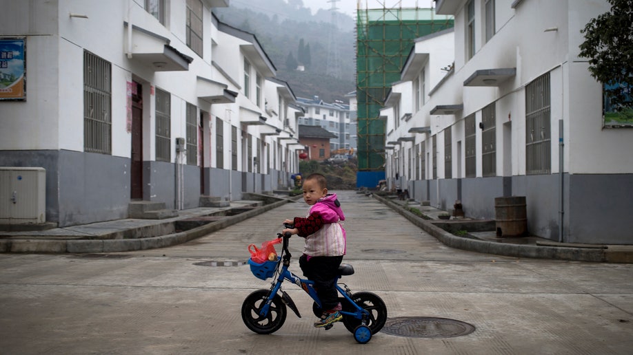 7591c298-China Moving into Town
