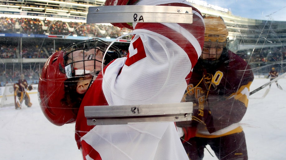 066d50cf-Minnesota Wisconsin Hockey