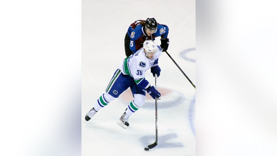 36133474-Canucks Avalanche Hockey