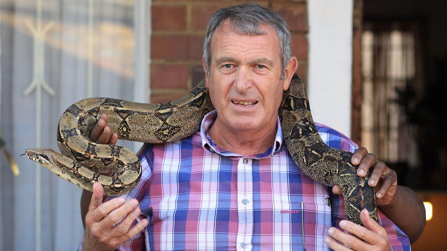 f9370379-South Africa Soweto Snake Show