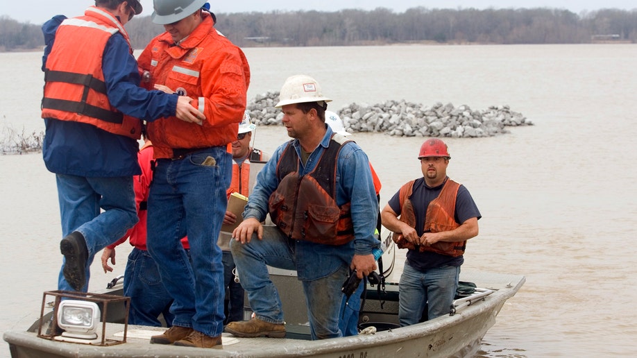 2c0aefc2-Oil Barges Hit Bridge