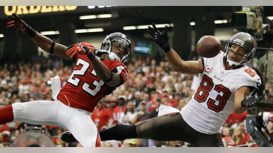 8439e3ce-Buccaneers Falcons Football