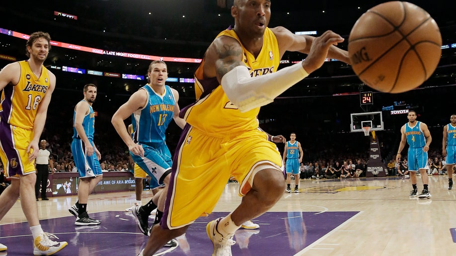 a4955716-Hornets Lakers Basketball