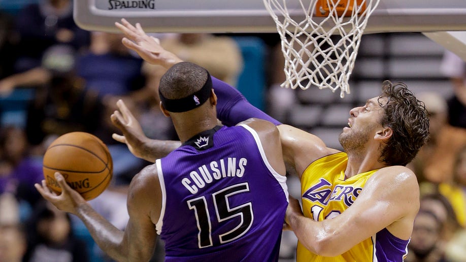 7785dd56-Kings Lakers Basketball