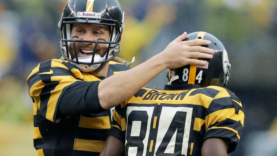 859d6a52-Lions Steelers Football