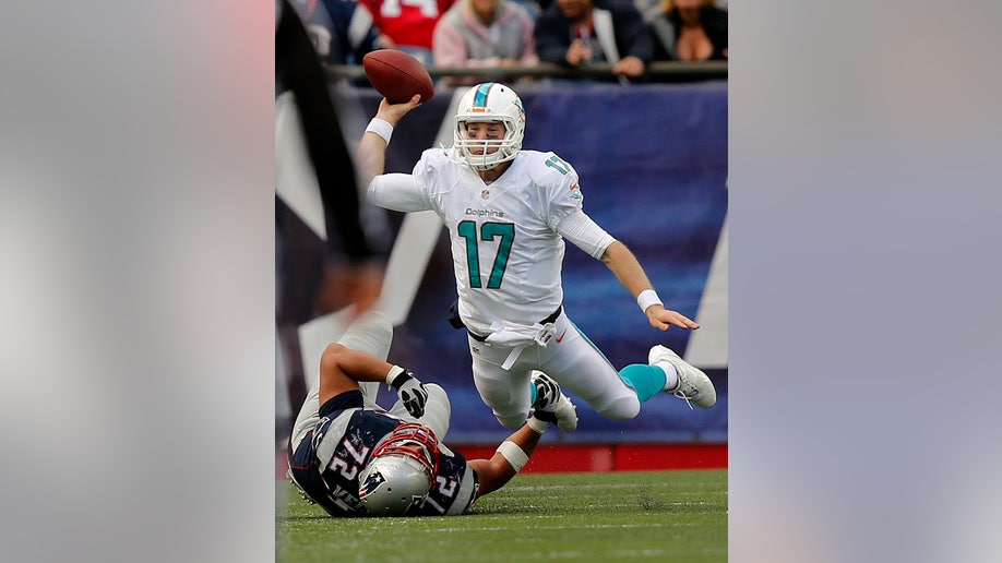 b8e22c39-Dolphins Patriots Football