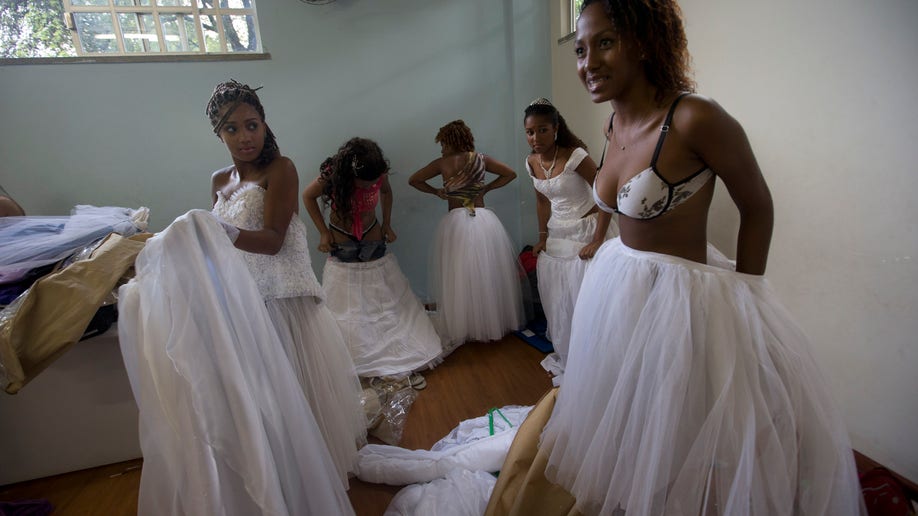 7efbea31-Brazil Favela Debutantes