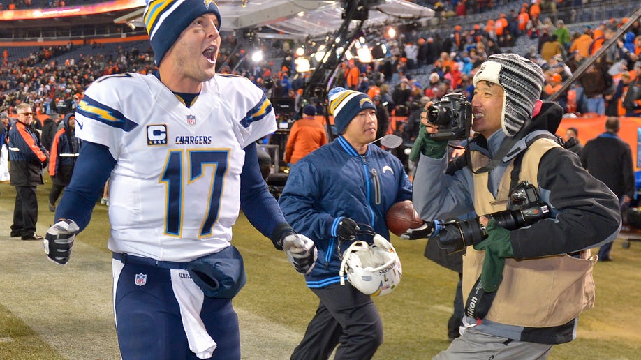 2c5d1d73-Chargers Broncos Football