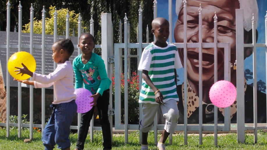 816f1714-South Africa Mandela Hospitalized