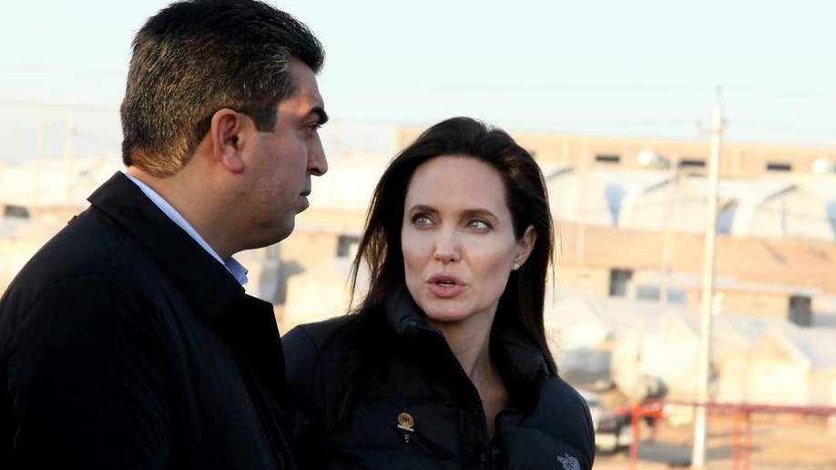 Angelina Jolie mengunjungi Irak, mengatakan komunitas internasional ‘menggagalkan’ pengungsi Irak dan Suriah