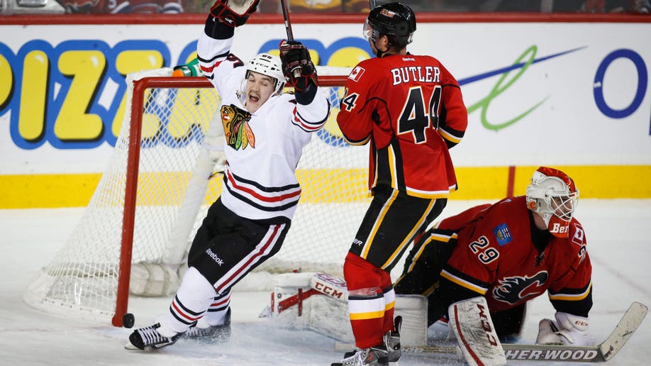 83e0ad6e-Blackhawks Flames Hockey