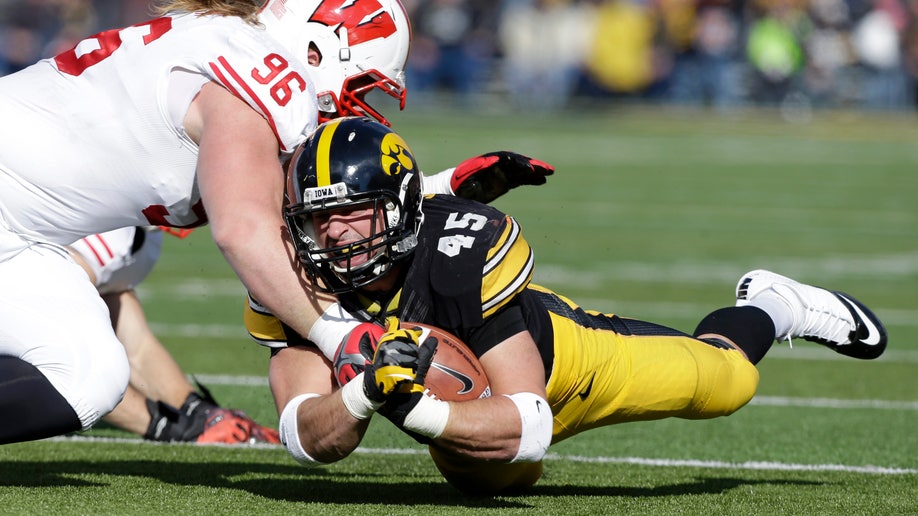 f73a50d9-Wisconsin Iowa Football