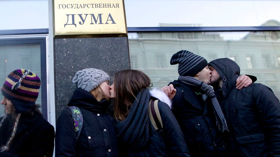 Orthodox Activists Attack Russian Kissing Protest Against Anti Gay Law