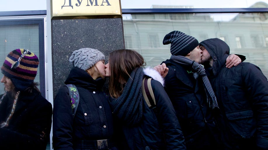 Orthodox Activists Attack Russian Kissing Protest Against Anti Gay Law