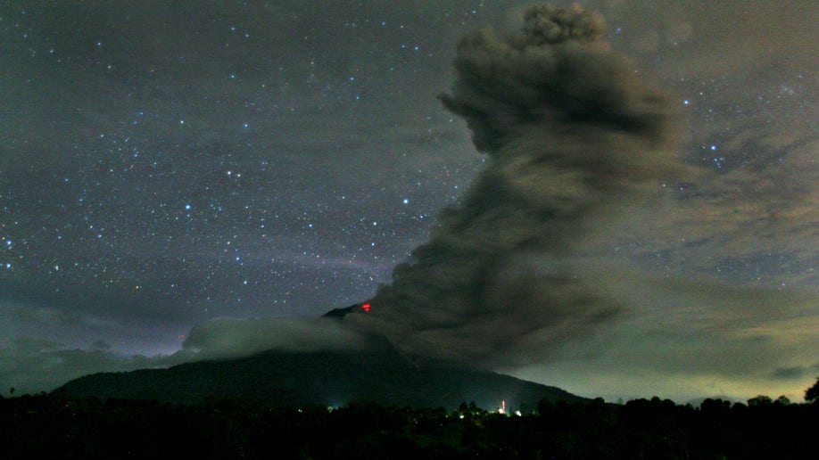 047dc8cc-Indonesia Volcano