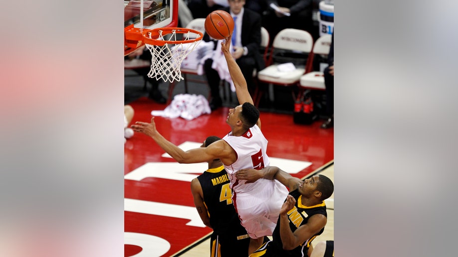 54d77108-Iowa Wisconsin Basketball