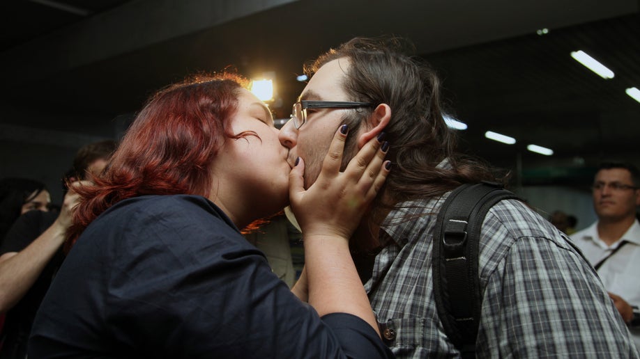8c27bf52-Turkey Kissing Protest