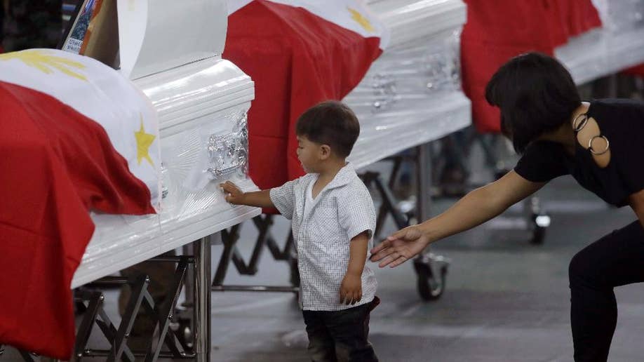 Philippines Mourn 44 Slain Police Commandos As President Orders Hunt For Terror Suspect Fox News 