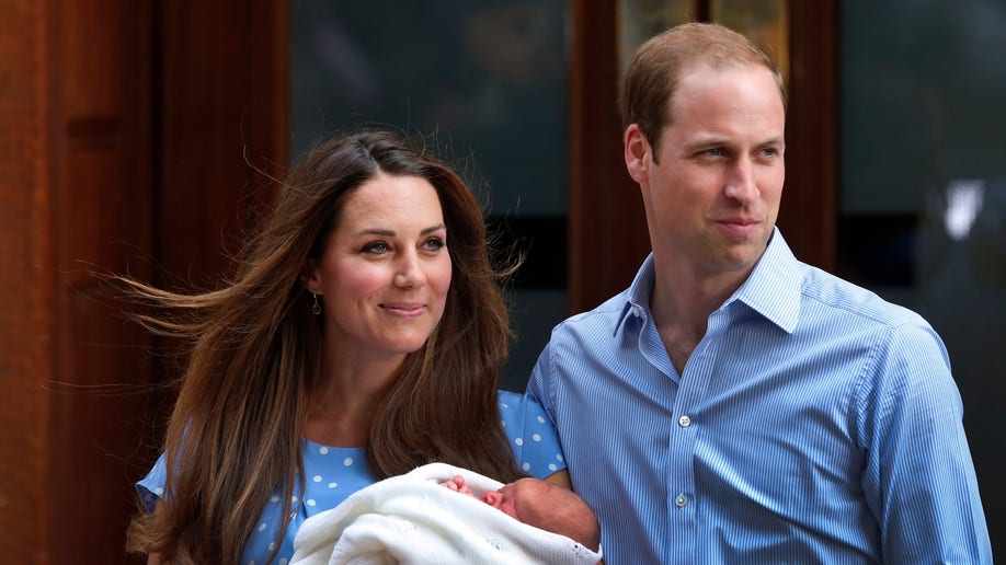 Фото кейт с детьми фотошоп. Кейт Миддлтон родила второго ребенка. Новорожденный во Дворце. Дворец с новорожденным.