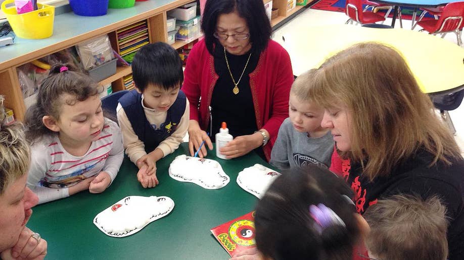 Kasino di luar Connecticut, anak -anak pekerja Asia membawa tradisi baru ke sekolah -sekolah lokal