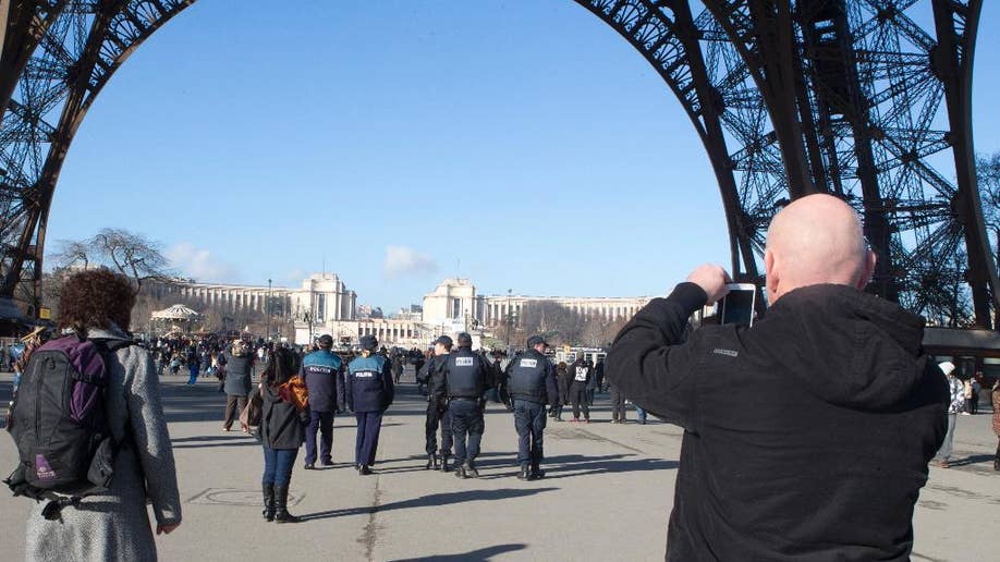 Menara Eiffel, Louvre di antara lokasi wisata Paris yang mengalami lebih sedikit pengunjung setelah serangan teror