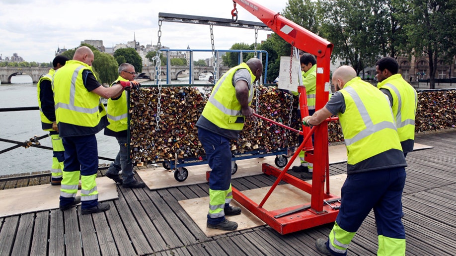 c3d1c16b-France Love Locks