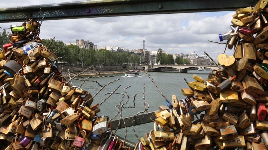 5e697c43-France Love Locks