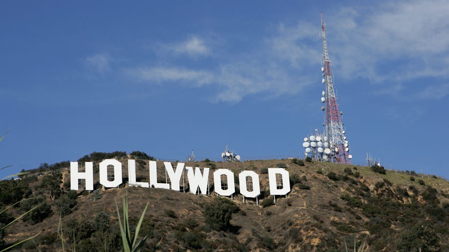 56331184DL003_HollySign