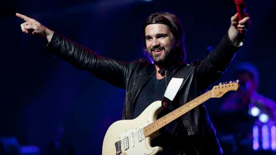 Хуанес ла. Juanes. Juanes la camisa negra обложка. Juanes в молодости. Хуанес ла.