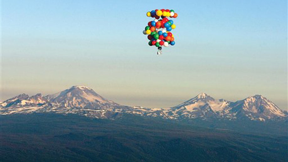 b31870c0-Lawn Chair Balloonist