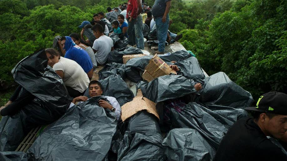 Migran anak-anak pergi ke AS untuk menghindari kejahatan, karena tertarik dengan keyakinan bahwa mereka akan diizinkan untuk tinggal