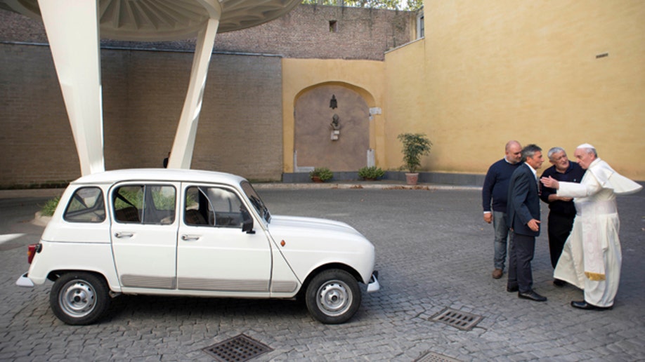 ab7d5849-Vatican Pope New Car