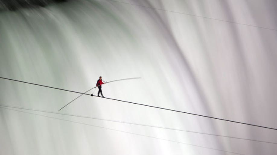 dinosaurus faglært hit Daredevil Wallenda becomes first person to walk on tightrope across Niagara  Falls | Fox News
