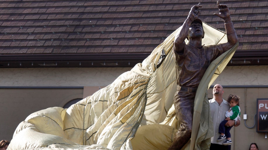 a365b8c2-Pujols Statue Baseball