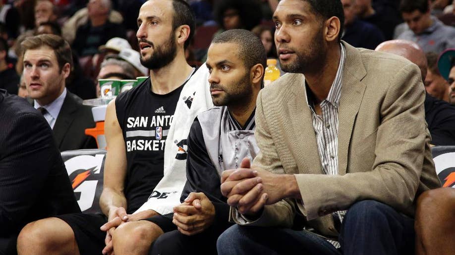 Leonard memimpin Spurs dengan 26 poin, sementara Duncan, Parker duduk melawan 76ers yang tidak pernah menang (0-17)