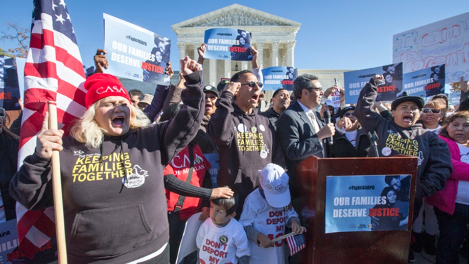 e0359e08-Supreme Court Immigration Rally