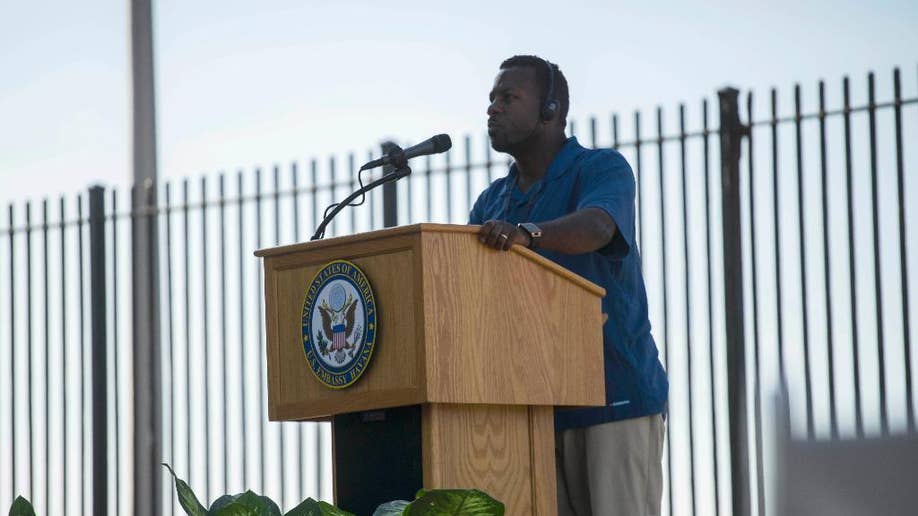 Diplomat terkemuka AS John Kerry terbang ke Kuba untuk mengibarkan bendera dalam rangka kemenangan atas kebijakan baru Obama
