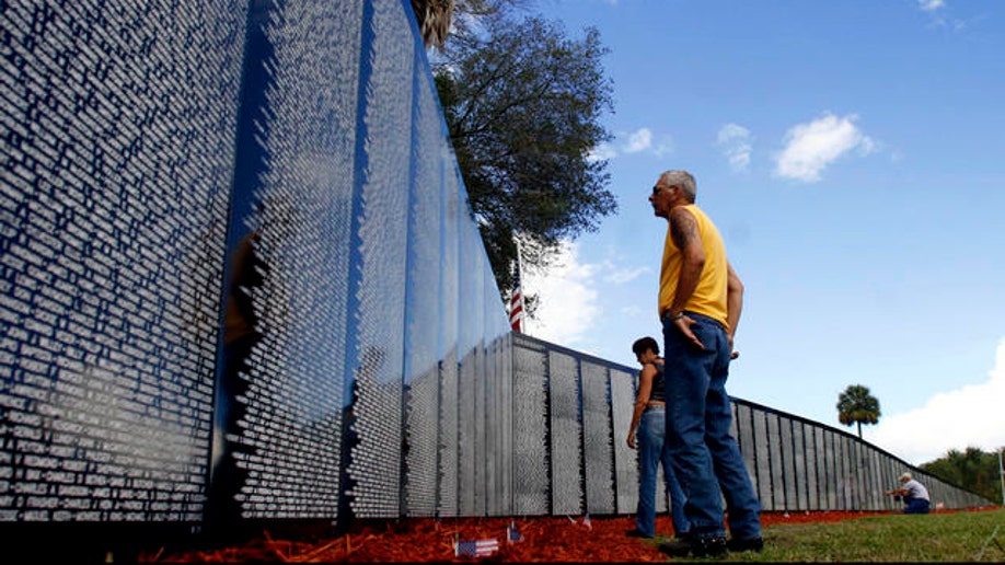 468cc786-Vietnam Memorial Walls