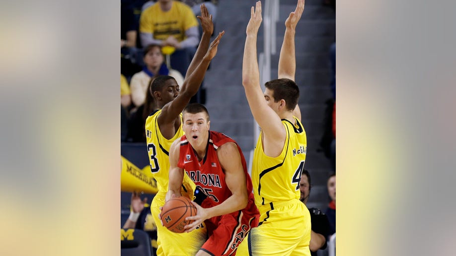 ee58d7b8-Arizona Michigan Basketball